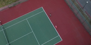 一个男孩和一个女孩正在打网球高清视频与无人机查看无人机下来