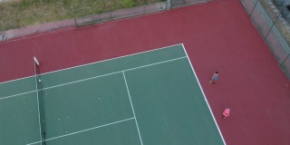 一个男孩和一个女孩在打网球高清无人机视图