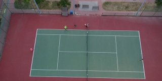 一个男孩和一个女孩在打网球，他们的沙发是拍摄的网球无人机观看高清视频
