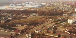 白俄罗斯戈麦尔地区多布斯。鸟瞰图现代造纸厂在城市景观。鸟瞰