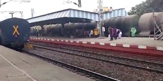 高速科罗曼德尔特快城际列车印度铁路的特快旗舰列车通过郊区火车站枢纽站台