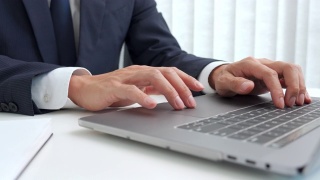 商人在办公室用笔记本电脑制作投资营销计划和财务会计数据的4K视频视频素材模板下载