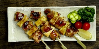 烤鸡肉串和韭菜串洋葱串日式料理