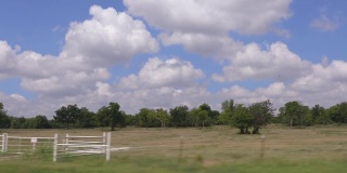 开车拍摄的中西部乡村草地。