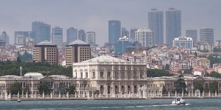 Dolmabahce宫殿的坍塌，伊斯坦布尔，土耳其，位于欧洲一侧的博斯普鲁斯