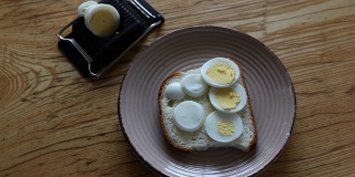 把切片鸡蛋放在白面包上
