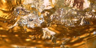 液体黄金在戏剧性的特写慢动作