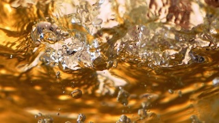 液体黄金在戏剧性的特写慢动作视频素材模板下载