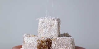 椰子粒子落在土耳其软糖上的超级慢动作