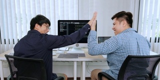 慢动作:开发集中的程序员团队高兴能成功阅读计算机代码开发网站设计和编码技术。