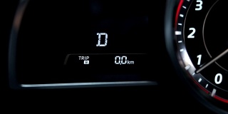 数字汽车转速表显示档位从N到D和发动机加速。