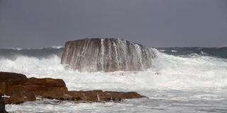 澳大利亚新南威尔士州邦迪的巨浪镜头