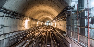 T/L POV地铁列车通过隧道/阿联酋迪拜