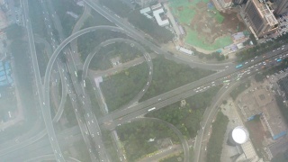 鸟瞰图的城市交通与云视频素材模板下载