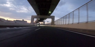 黄昏时在高速公路上行驶/后视图