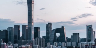 T/L TU鸟瞰图北京天际线和市中心，白天到夜晚过渡/北京，中国