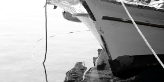 渔船在水面上浮动的黑白电影