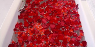 准备接受豪华浴室在五星级酒店充满了大量的红玫瑰花瓣