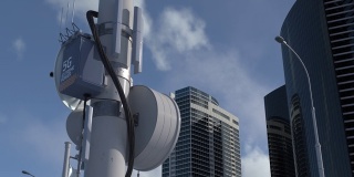5G塔在大都市，高速互联网连接，移动网络