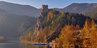 在斯洛伐克日利纳附近，晴空的秋天早晨，瓦格河的高度衰竭。