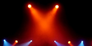 音乐会的舞台灯光和烟雾。显示背景。舞台灯光和烟雾。