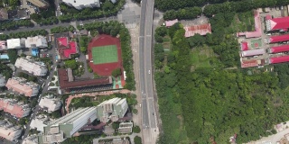 无人机在上海的高速公路和树木公园上空飞行