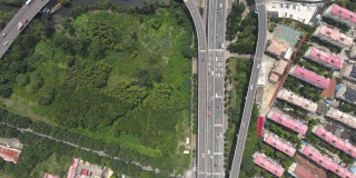无人机在上海建设高速公路和树木公园上空盘旋