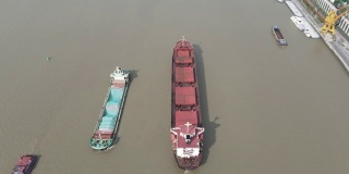 鸟瞰图靠近一艘集装箱货船在中国上海河