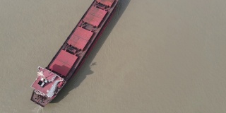 鸟瞰图红色集装箱货船在上海河上中国日