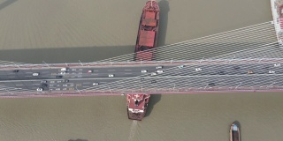 无人机与船只飞过中国上海的桥梁和河流的鸟瞰图