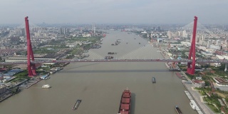 货船在中国上海桥下移动的鸟瞰图