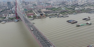 无人机飞过江桥上空俯瞰中国上海的城市景观
