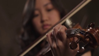小提琴家拉小提琴手的特写视频素材模板下载
