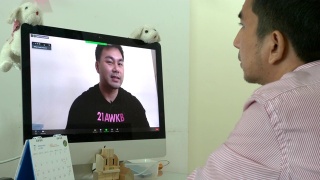 使用笔记本电脑在家工作的亚洲人视频素材模板下载