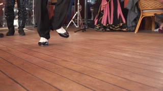 在宴会上跳踢踏舞的脚视频素材模板下载