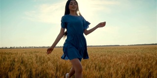 慢镜头美丽的女人带着迷人的微笑跑过农业区在农村的景象