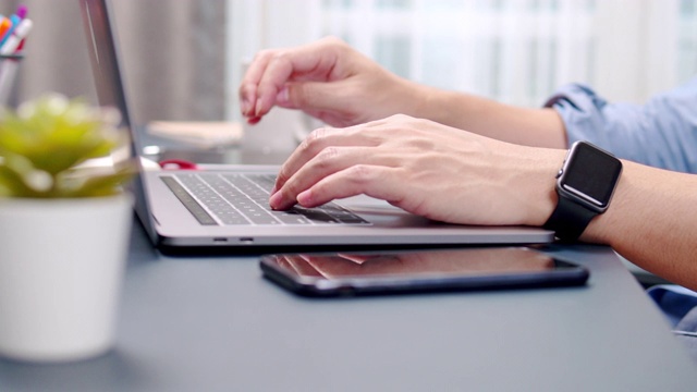 亚洲人在家时在笔记本电脑上打字或搜索。特写人类手指速度键入电子邮件业务伙伴。