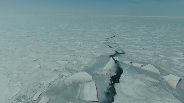 鸟瞰图冰冻的青海湖与美丽的冰在青海省，中国