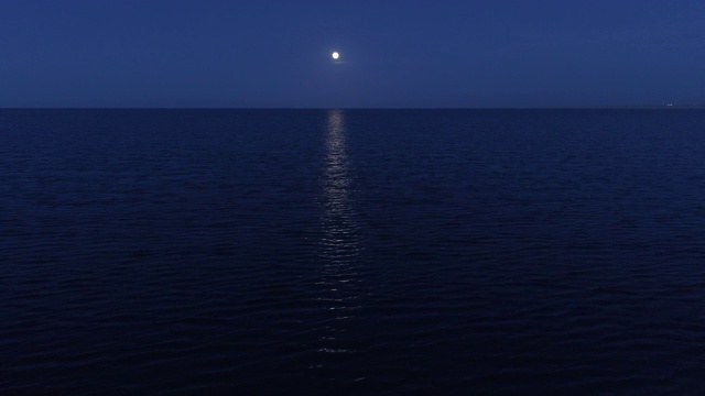 青海湖夜晚的月亮
