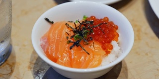 一碗新鲜三文鱼，红鱼子酱和米饭。日式健康食品