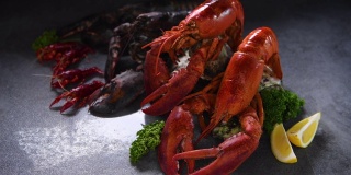 新鲜的龙虾放在黑色的花岗岩上，加上冰和干冰烟。