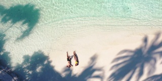 一对夫妇在马尔代夫享受热带海滩