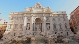 特莱维喷泉在罗马的总图，特莱维喷泉在阳光明媚的天气里视频素材模板下载