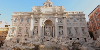 特莱维喷泉在罗马的总图，特莱维喷泉在阳光明媚的天气里
