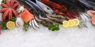 俯视图的各种新鲜鱼和海鲜在冰上与干冰烟。