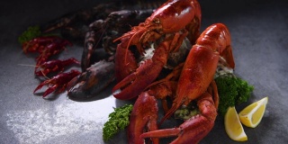 新鲜的龙虾放在黑色的花岗岩上，加上冰和干冰烟。