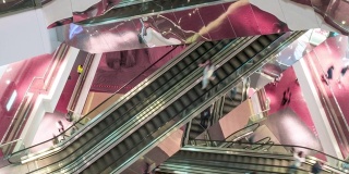 购物中心的自动扶梯上挤满了人。消费的概念。高峰期。时间流逝