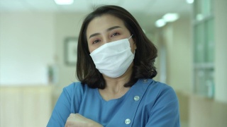 一个自信的年轻女护士的肖像视频素材模板下载