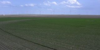 农作物和风车的鸟瞰图
