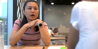 两个女性朋友在Café见面